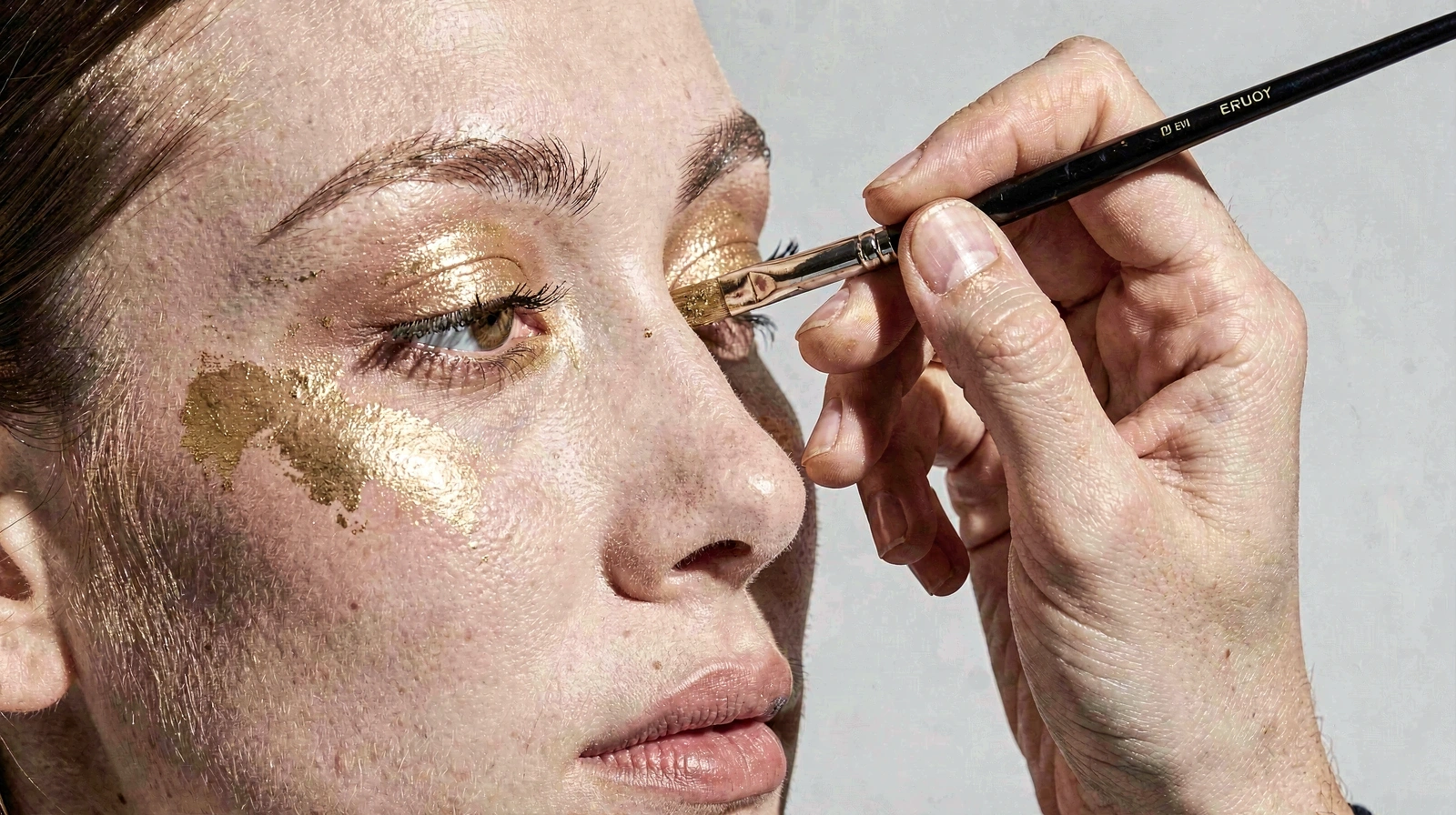 Professzionális smink felvitel közelről